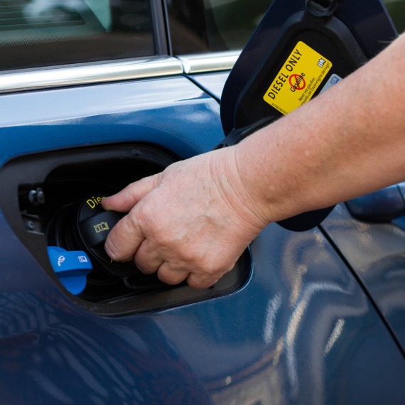 https://www.uttsmontaj.net/wp-content/uploads/2024/06/mature-woman-closes-fuel-cap-car-after-refueling-1.jpg